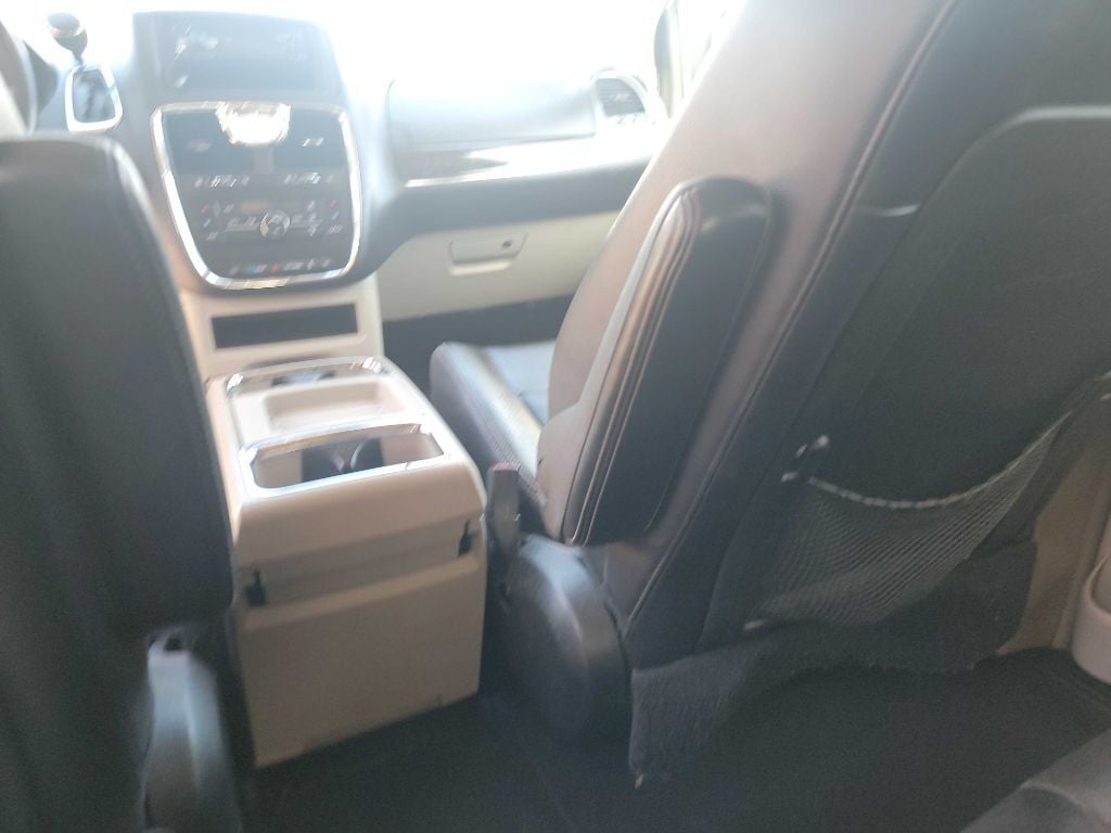 2014 Chrysler Town and Country 36