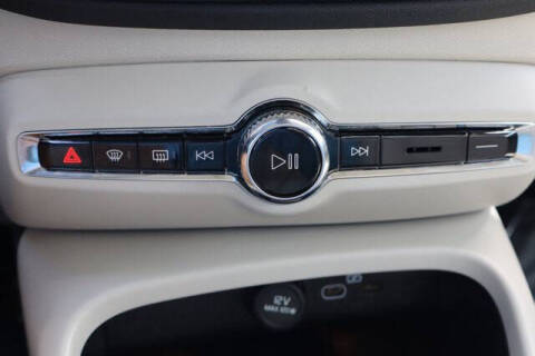 2023 Volvo XC40 B5 Plus Bright Theme