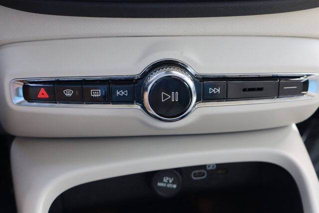 2023 Volvo XC40 B5 Plus Bright Theme