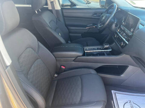 2024 Nissan Pathfinder SV