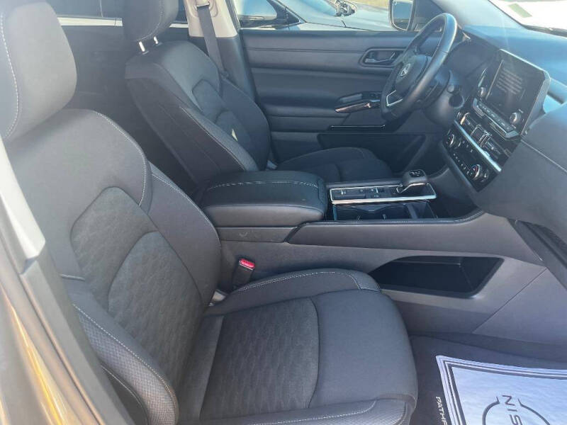 2024 Nissan Pathfinder SV