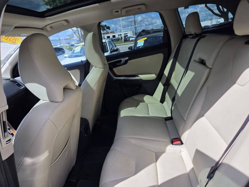 2016 Volvo XC60 T5 Drive-E Platinum