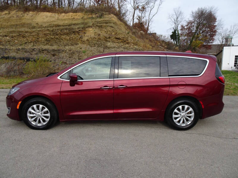 2018 Chrysler Pacifica Touring Plus's photo