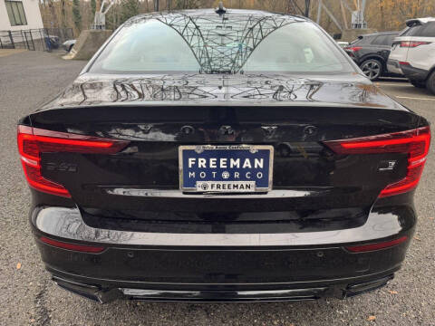 2022 Volvo S60 Recharge T8 R-Design Black Edition