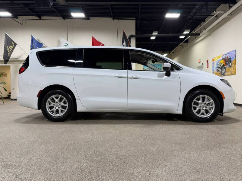 2022 Chrysler Voyager LX