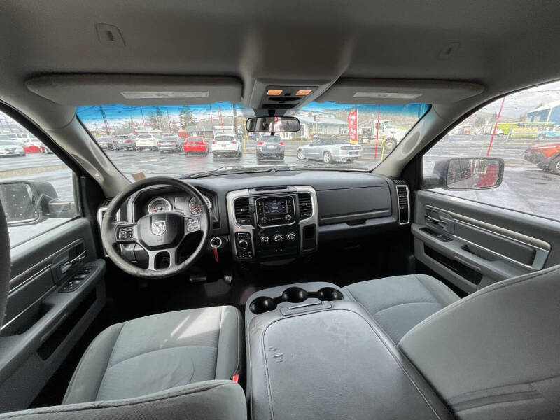2017 RAM 1500 SLT