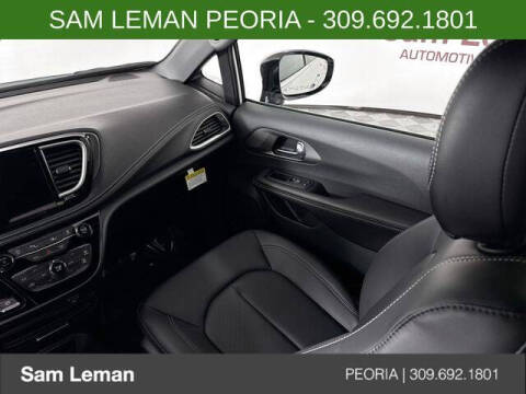 2027 Chrysler Pacifica Select