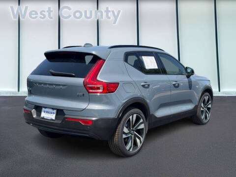 2023 Volvo XC40 B5 Plus Dark Theme
