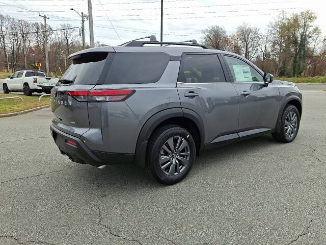 2025 Nissan Pathfinder SV