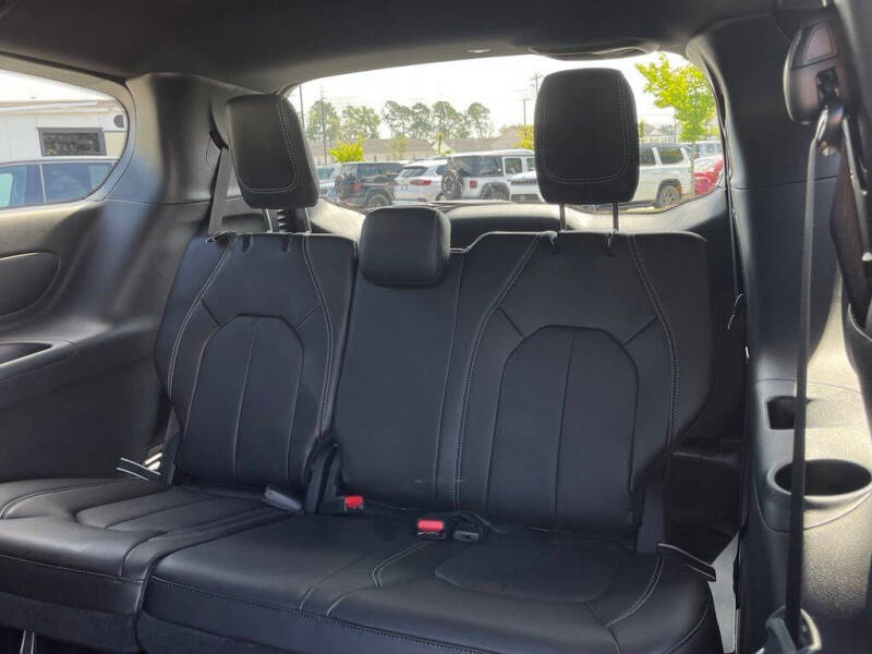 2027 Chrysler Pacifica Select