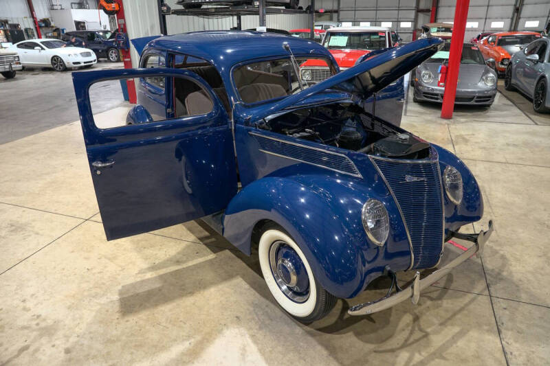 1937 Ford Deluxe