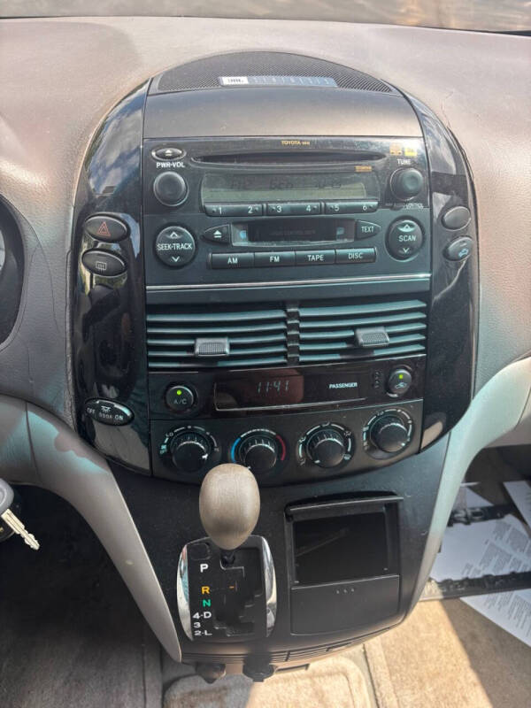 2004 Toyota Sienna LE 7 Passenger