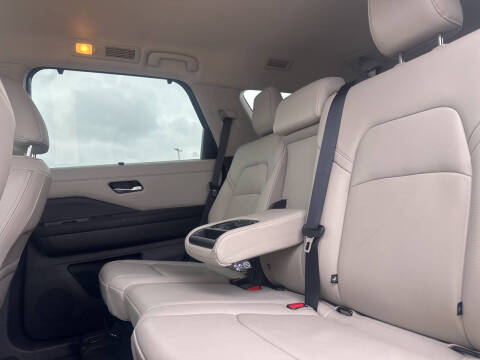 2024 Nissan Pathfinder SL