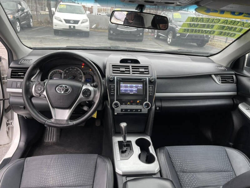 2014 Toyota Camry SE photo 13