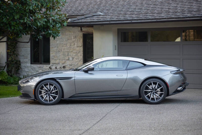 2018 Aston Martin DB11 Base photo 2