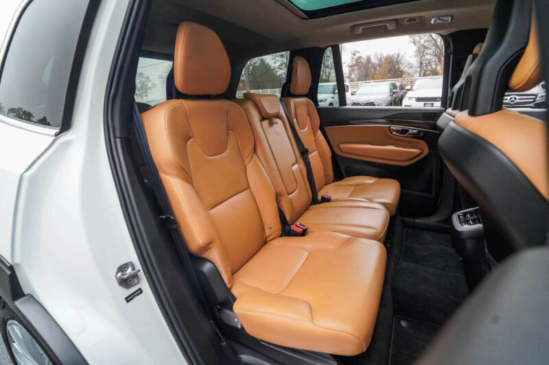 2016 Volvo XC90 T6 Momentum