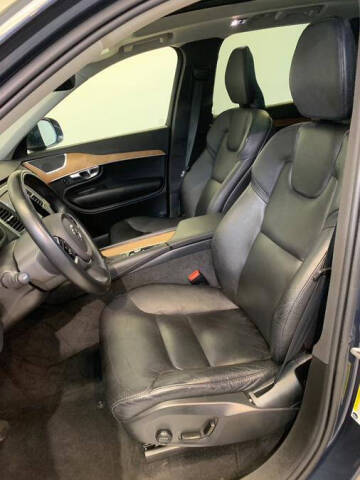 2022 Volvo XC90 T6 Momentum 7-Passenger