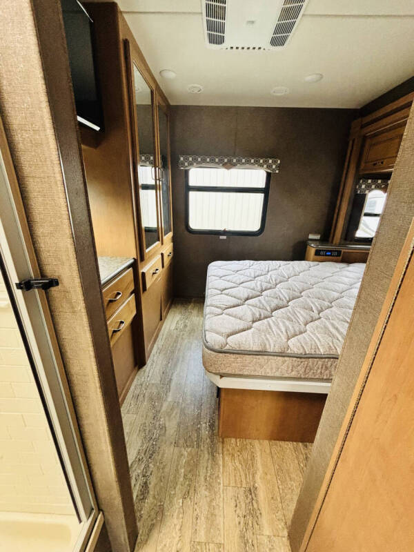 2017 Thor Motor Coach Hurricane 31S