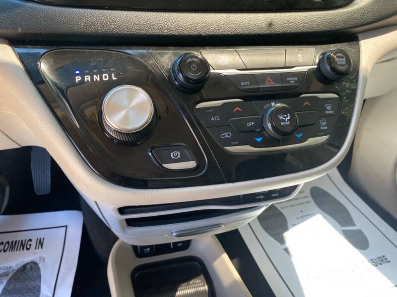 2020 Chrysler Voyager LXi