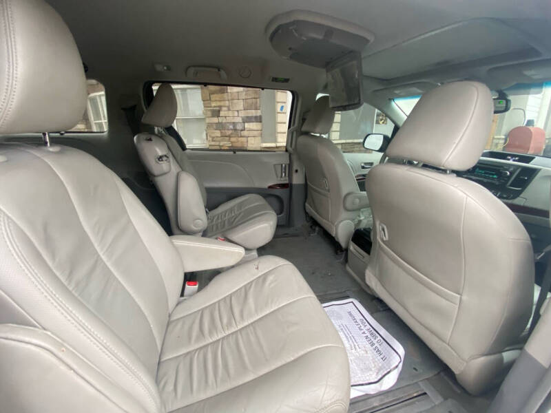 2011 Toyota Sienna XLE photo 13