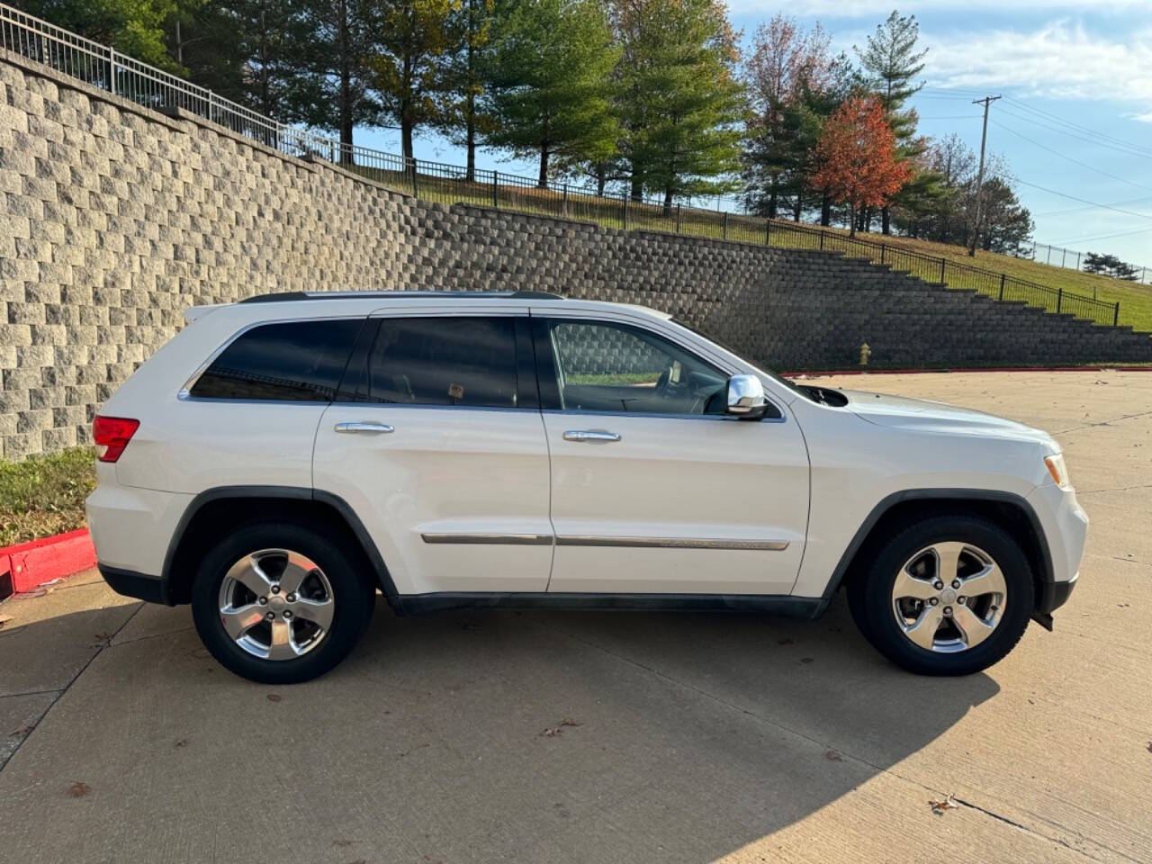 2011 Jeep Grand Cherokee for sale at 10-4 AUTO GROUP LLC in Raytown, MO