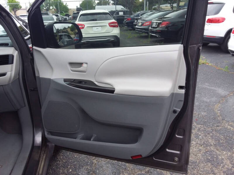 2011 Toyota Sienna Base 7-Passenger