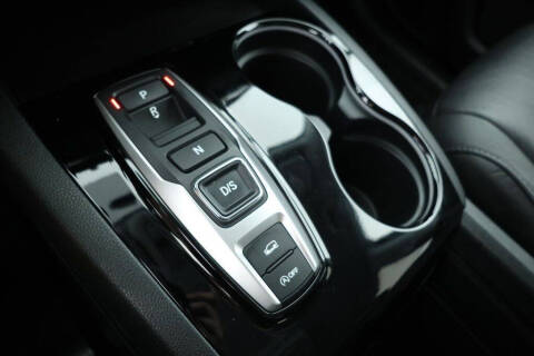 2022 Honda Pilot Touring w/Rear Captain's Chairs