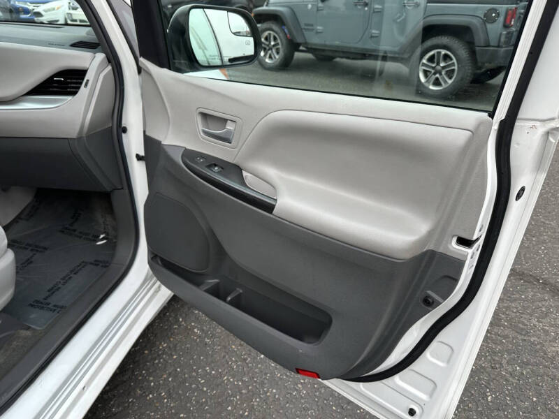 2017 Toyota Sienna LE 8-Passenger