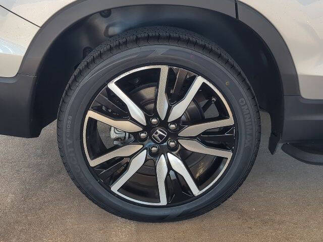 2022 Honda Pilot Touring w/Rear Captain's Chairs