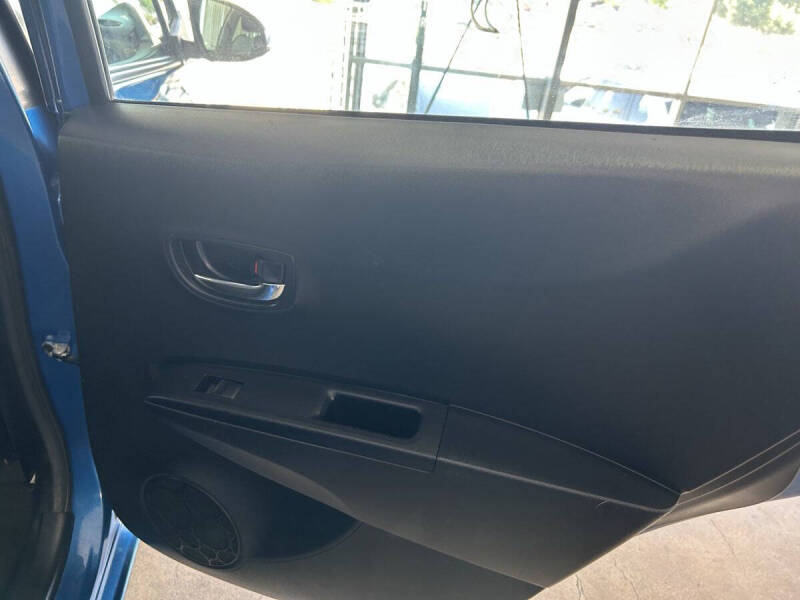 2012 Toyota Yaris 5-Door LE