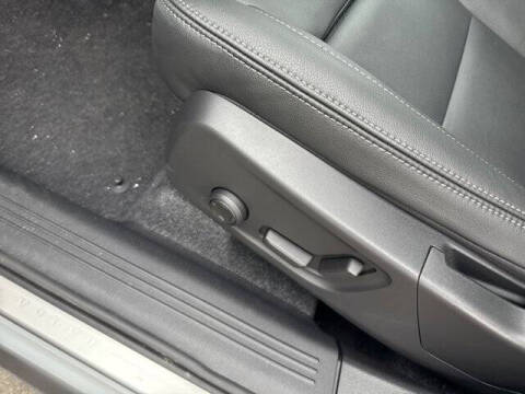 2025 Volvo XC40 B5 Ultra Bright Theme