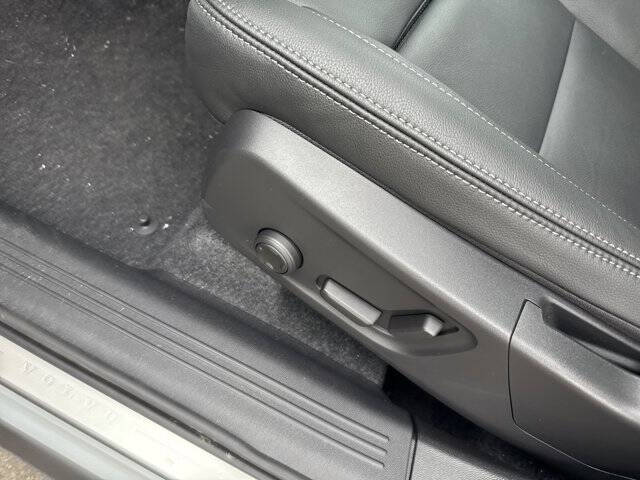 2025 Volvo XC40 B5 Ultra Bright Theme