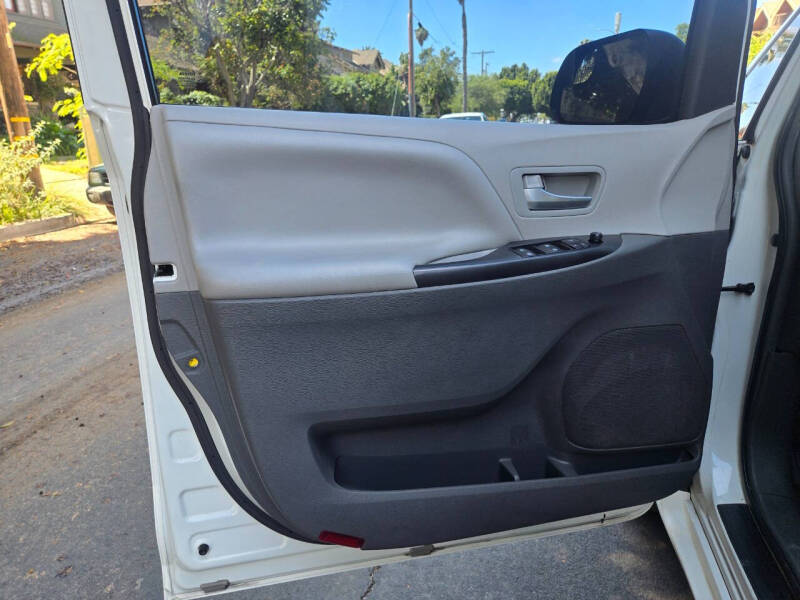 2017 Toyota Sienna LE 8-Passenger