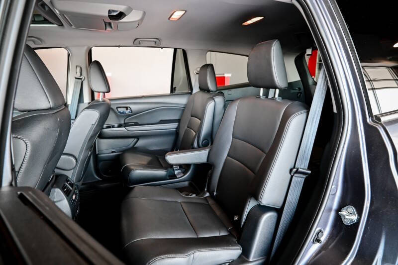 2022 Honda Pilot Touring w/Rear Captain's Chairs