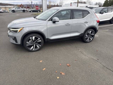 2025 Volvo XC40 B5 Ultra Bright Theme