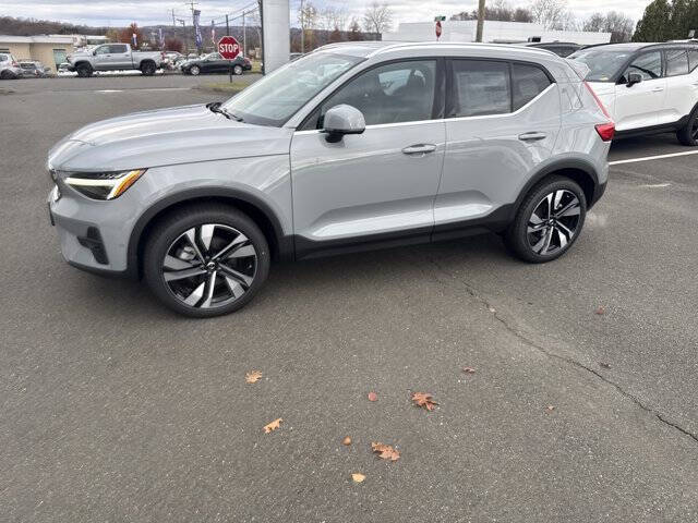 2025 Volvo XC40 B5 Ultra Bright Theme