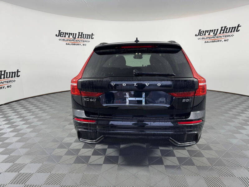 2024 Volvo XC60 B5 Core Dark Theme