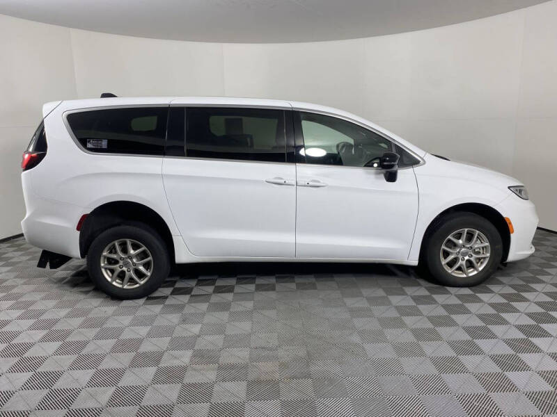 2024 Chrysler Pacifica Touring