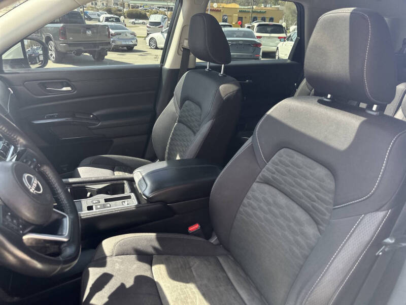 2022 Nissan Pathfinder SV