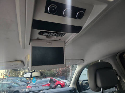 2011 Volkswagen Routan SE