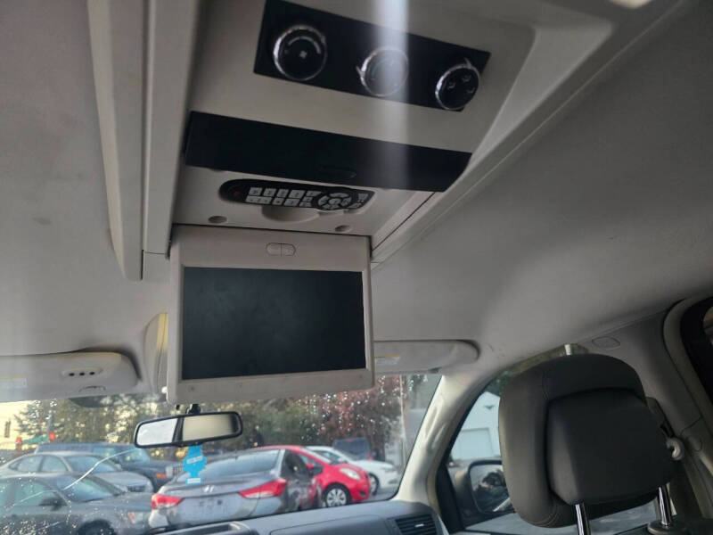 2011 Volkswagen Routan SE