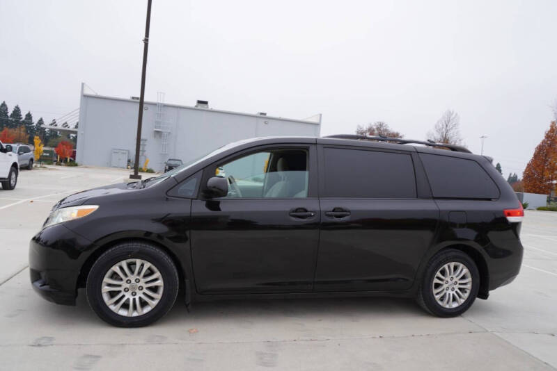 2013 Toyota Sienna LE 7-Passenger Auto Access Seat