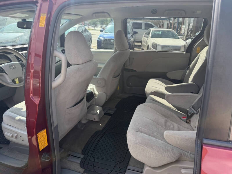 2014 Toyota Sienna LE 8-Passenger