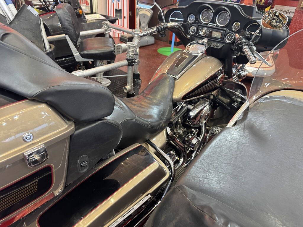 2004 Harley-Davidson FLHTCUI - Electra Glide 8