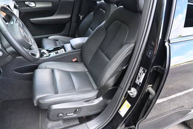 2025 Volvo XC40 B5 Plus Dark Theme