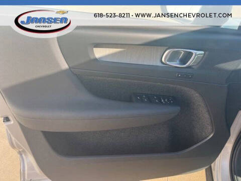 2025 Volvo XC40 B5 Plus Dark Theme