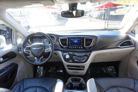 2017 Chrysler Pacifica Touring-L Plus