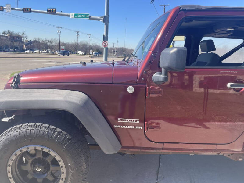 2010 Jeep Wrangler null photo 30