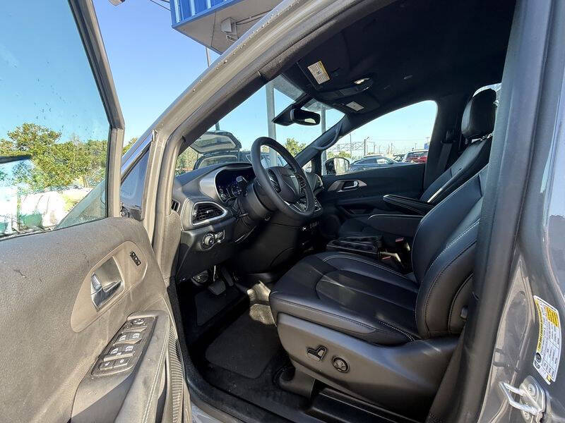 2025 Chrysler Pacifica Select