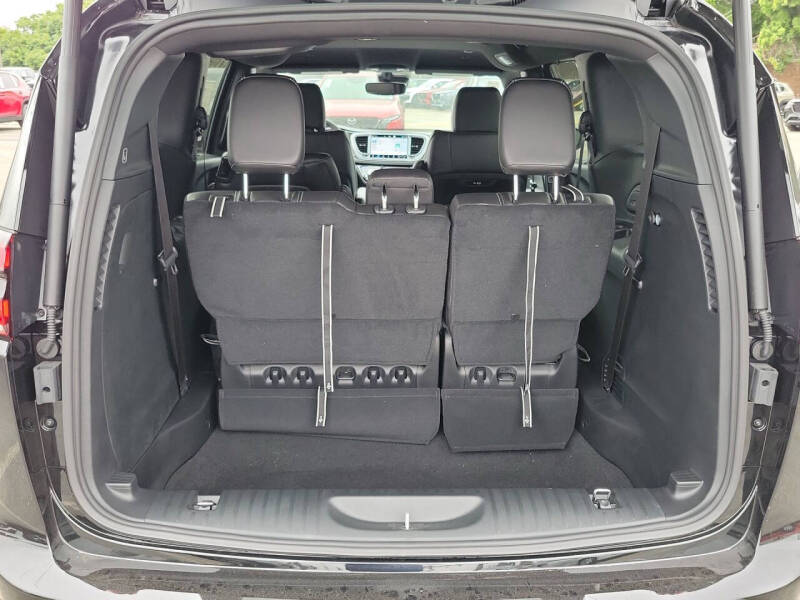 2027 Chrysler Pacifica Select